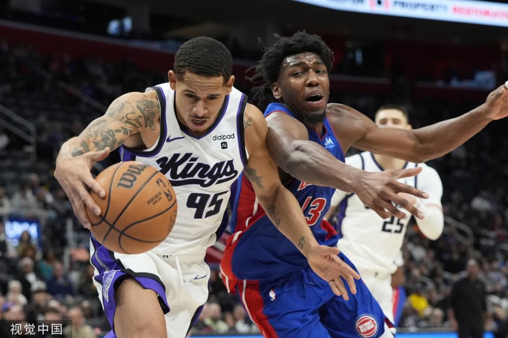 她不仅从视 她不仅从视